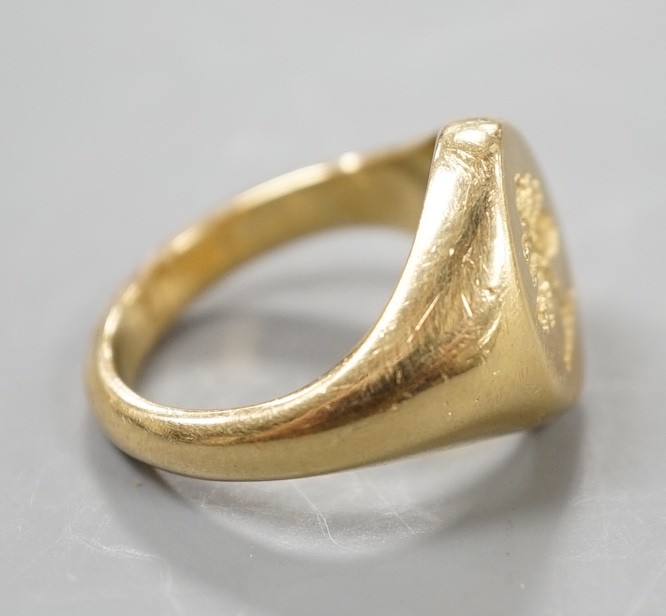 A modern 18ct gold intaglio signet ring, carved with an oak tree, size P, 16.3 grams.